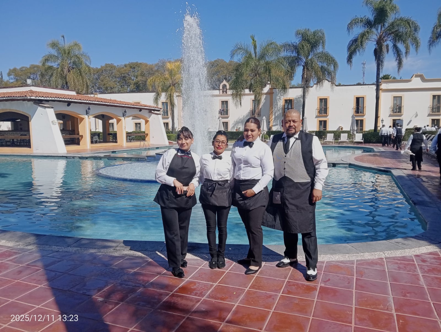 Equipo de meseros en espacio para eventos