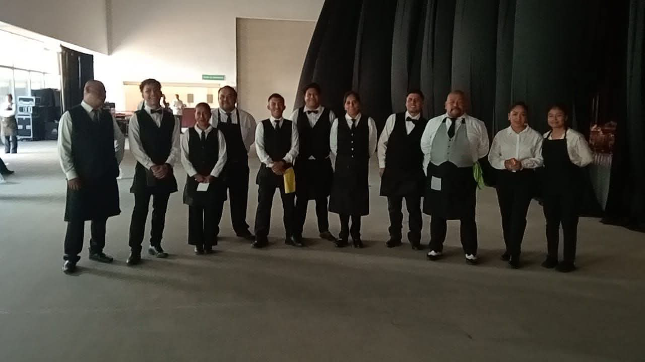 Equipo de meseros en evento privado